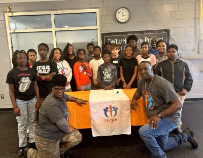 Photo of 15 teenagers and 2 adults